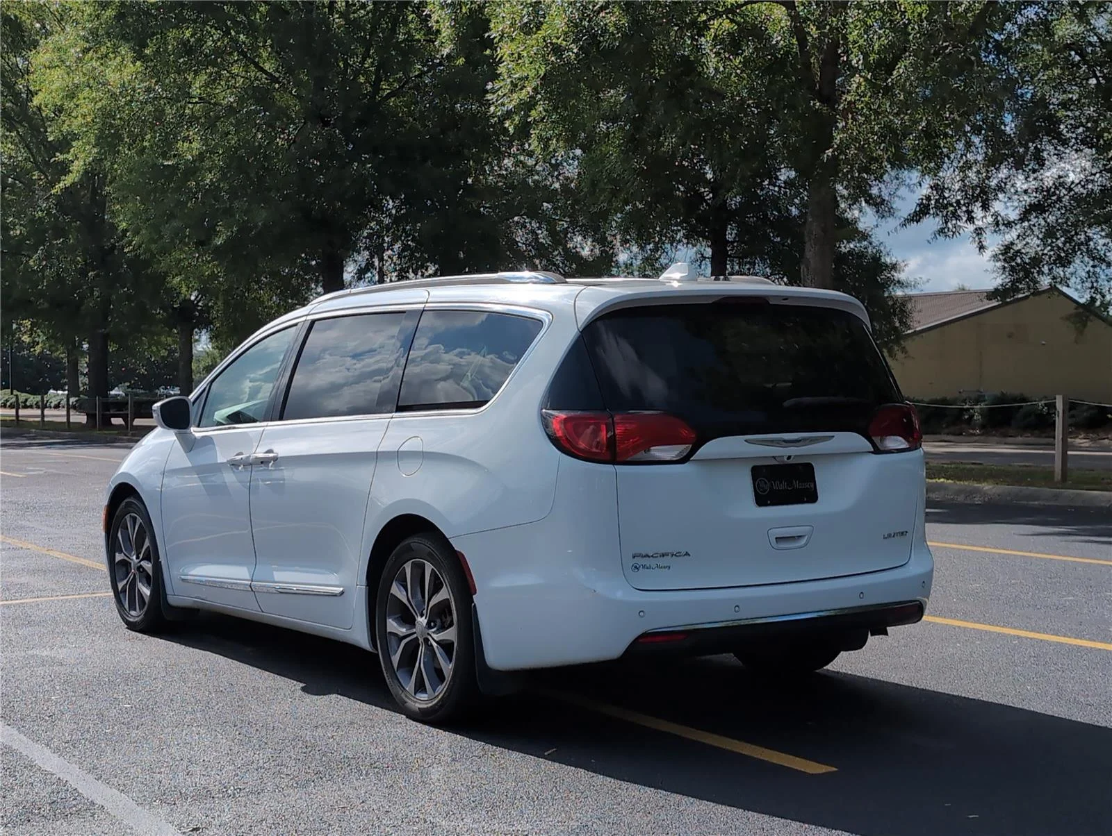 Used 2018 Bright White Clearcoat Chrysler Limited image 3