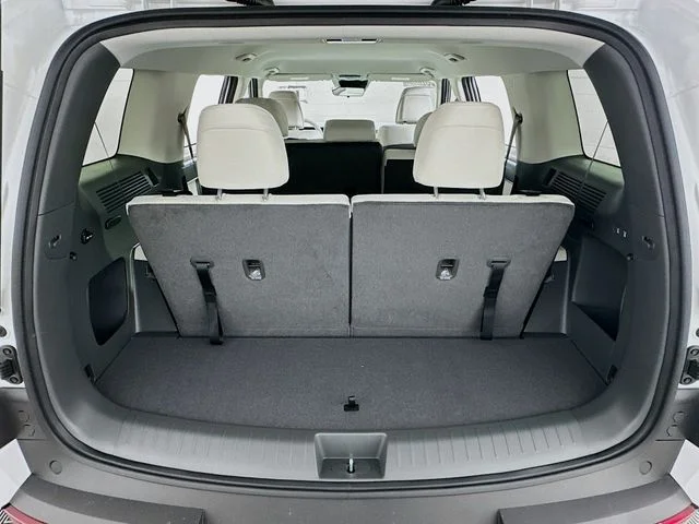 New 2026 White Hyundai SE image 22