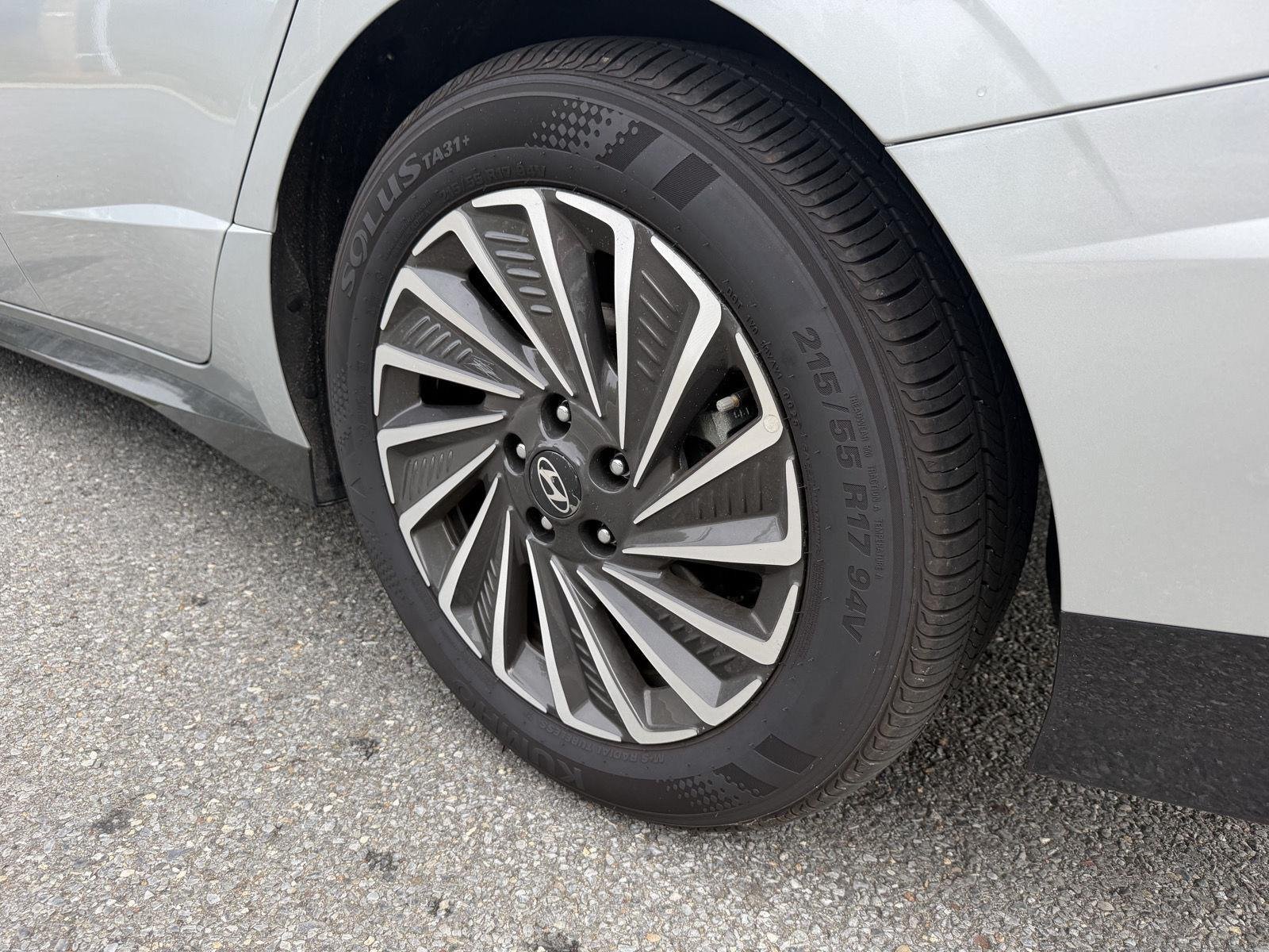 Used 2025 Aero Silver Hyundai Limited image 6