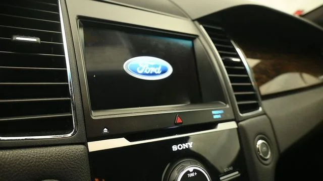 Used 2018 White Platinum Clearcoat Metallic Ford Limited image 17