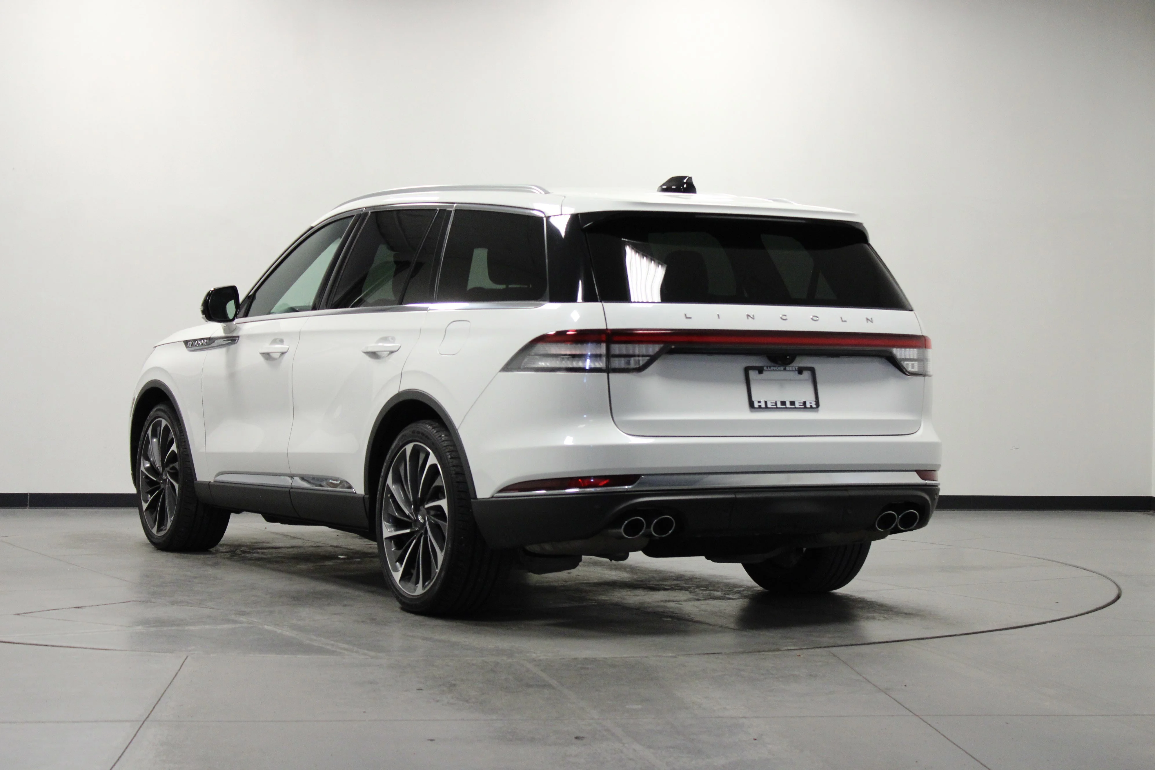 Used 2025 White Metallic Lincoln Reserve image 6