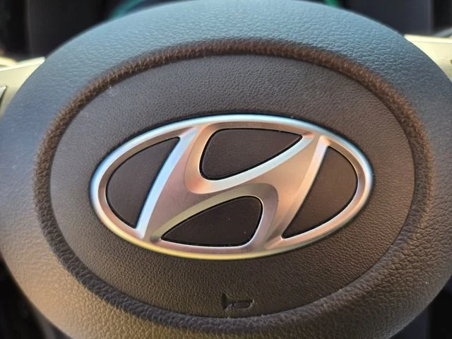 Used 2025 Black Hyundai SEL image 32