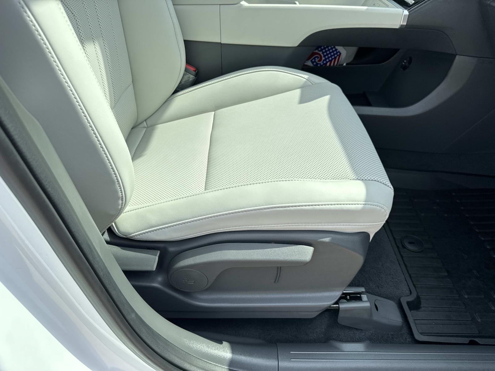 Used 2025 Serenity White Hyundai SEL image 11