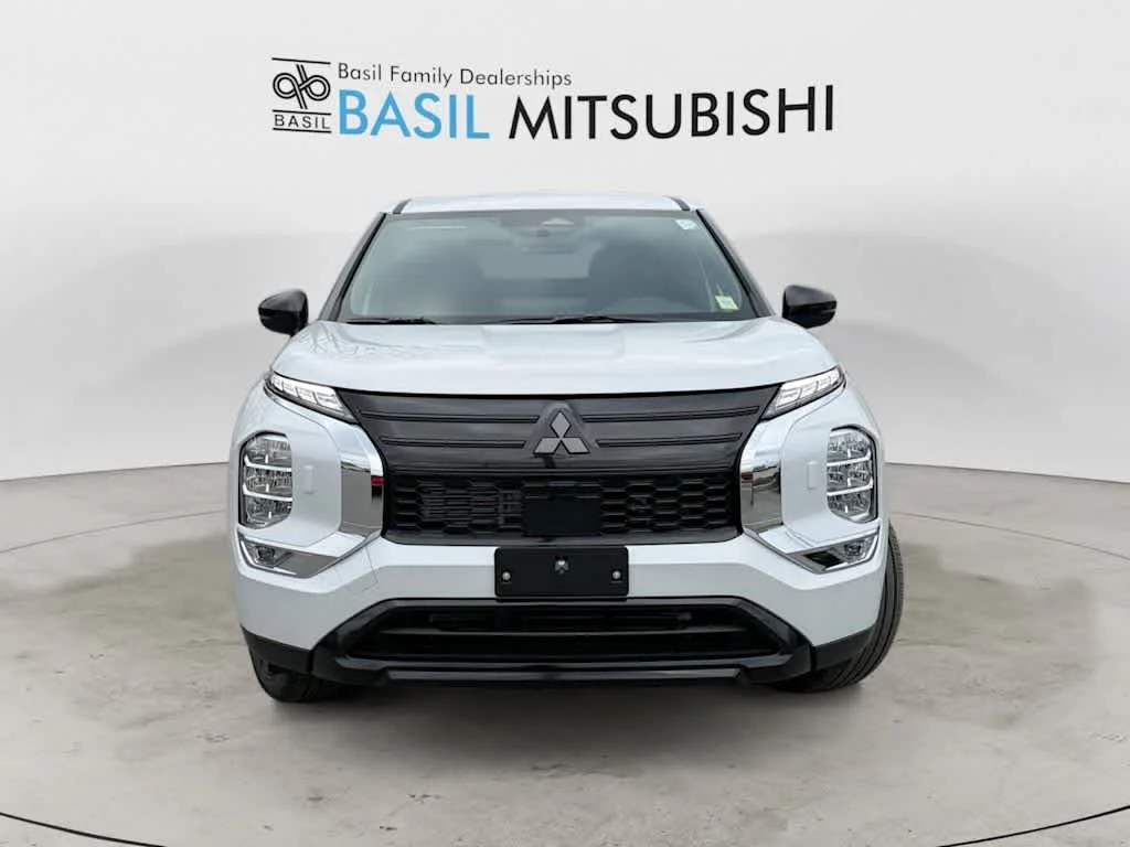 New 2026 White Diamond Mitsubishi LE image 8