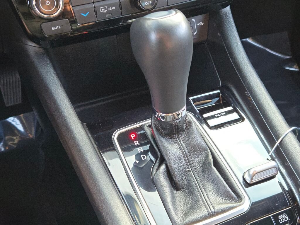 Used 2024  Jeep Latitude image 26