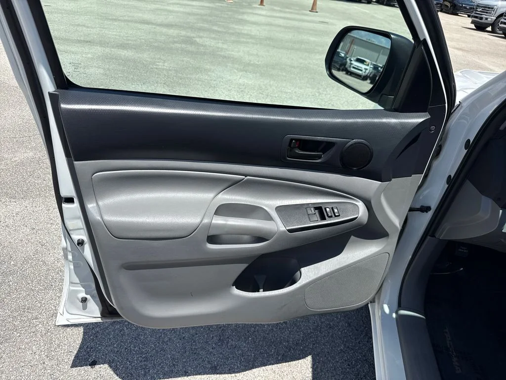 Used 2015 White Toyota Base image 10