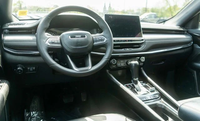 Used 2023 White Jeep Latitude image 13