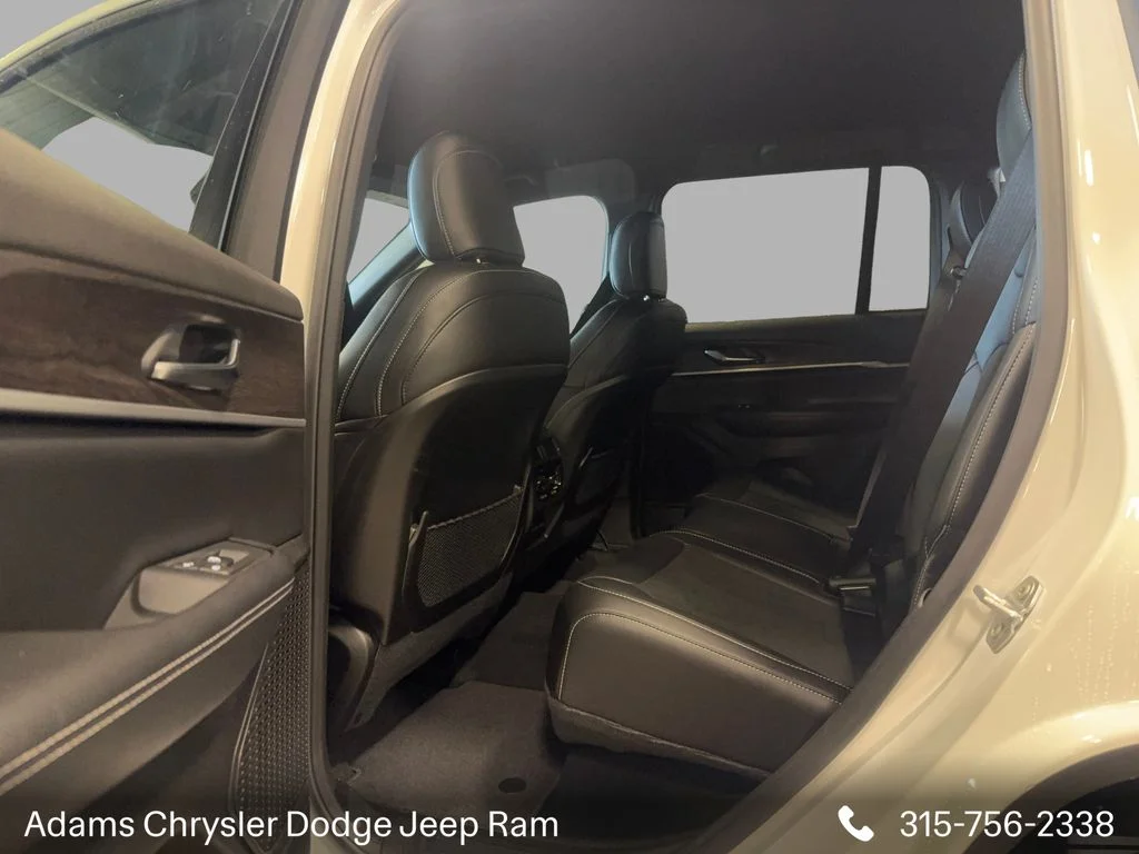 New 2026 Bright White Clear-Coat Exterior Paint Jeep Altitude image 10