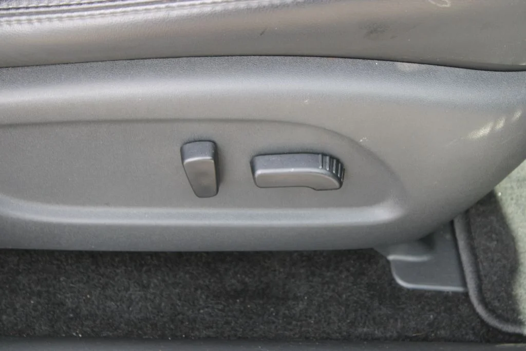 Used 2018 Silver Nissan SL image 13