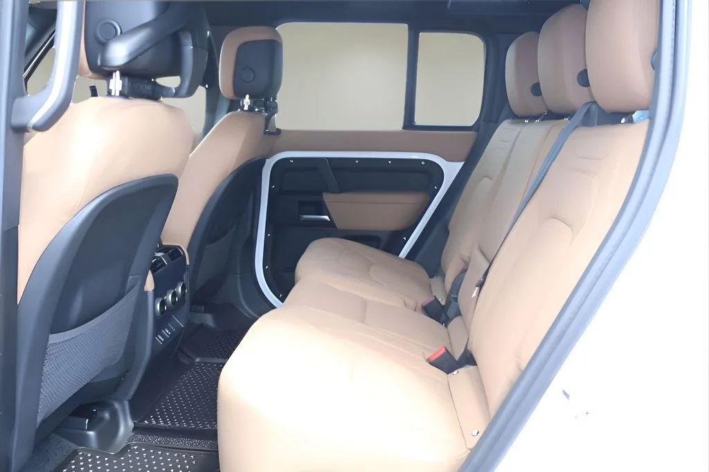 New 2026 Fuji White Land Rover X-Dynamic SE image 12