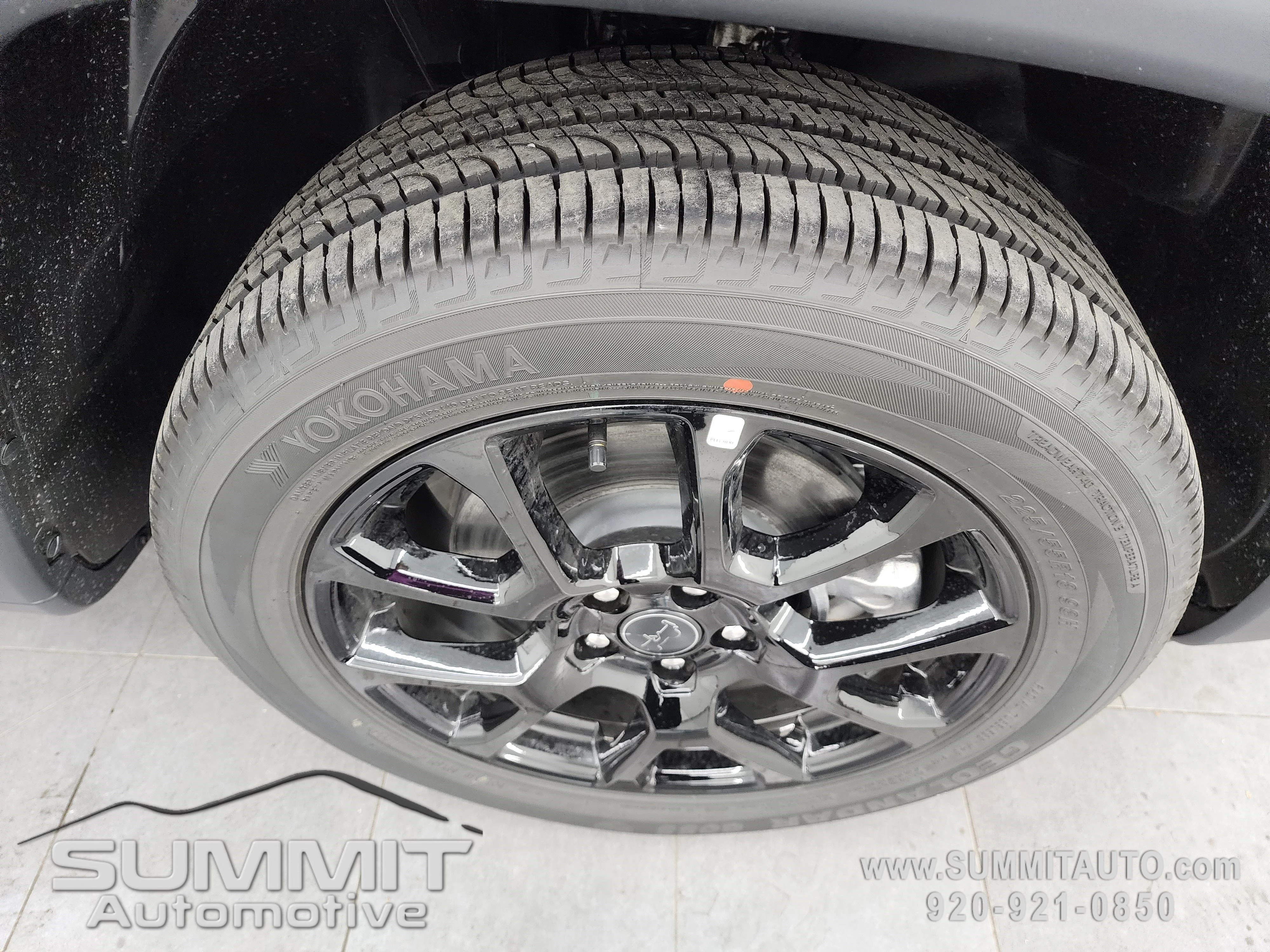 New 2026 Diamond Black Crystal Pearlcoat Jeep Latitude image 3
