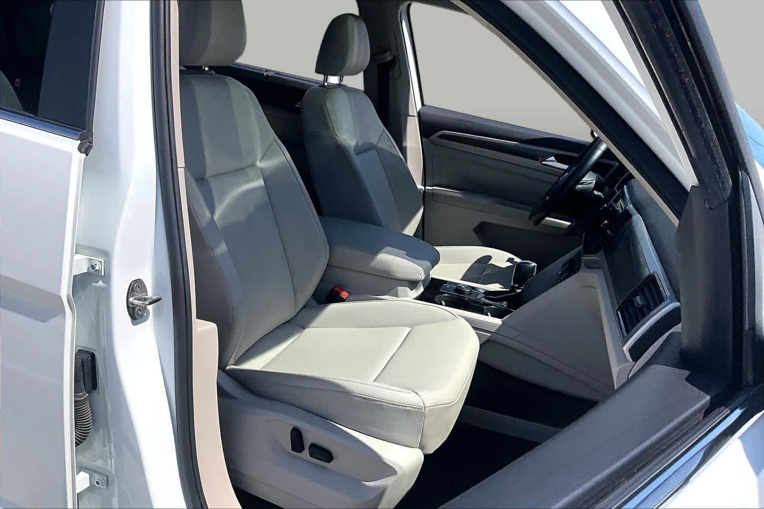 Used 2019 Pure White Volkswagen 3.6L V6 SEL image 8