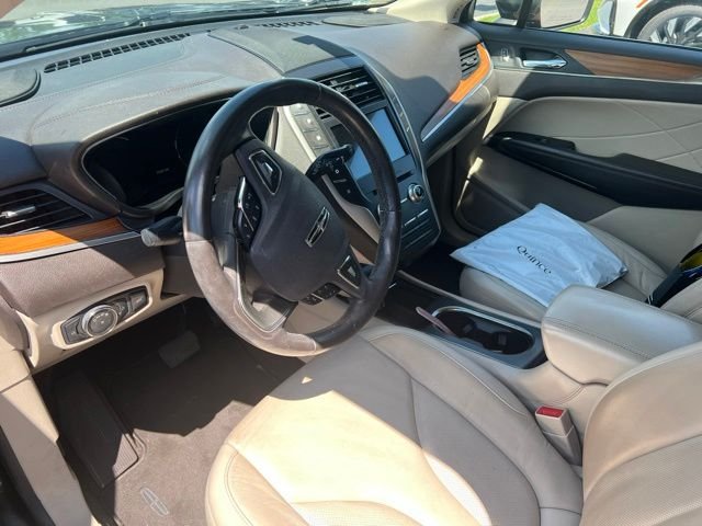 Used 2019 Gray Lincoln Select image 11