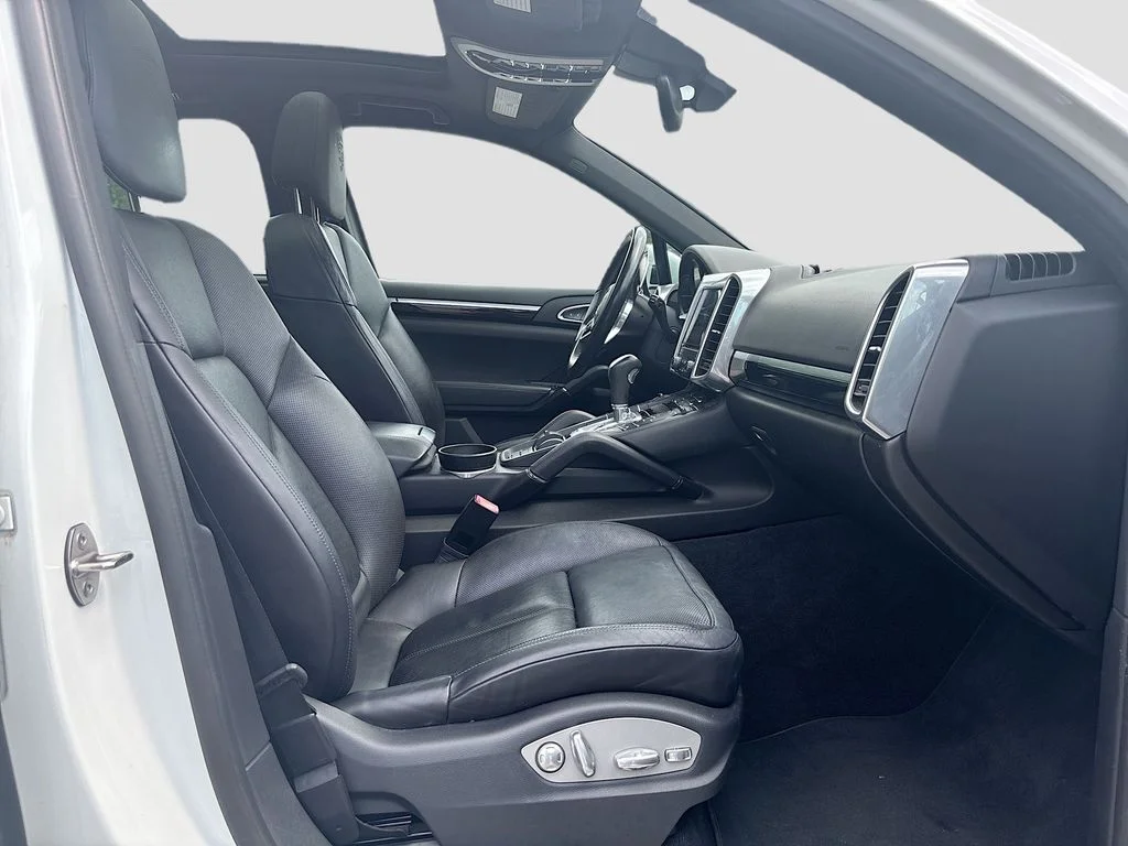Used 2017 White Porsche Base image 25