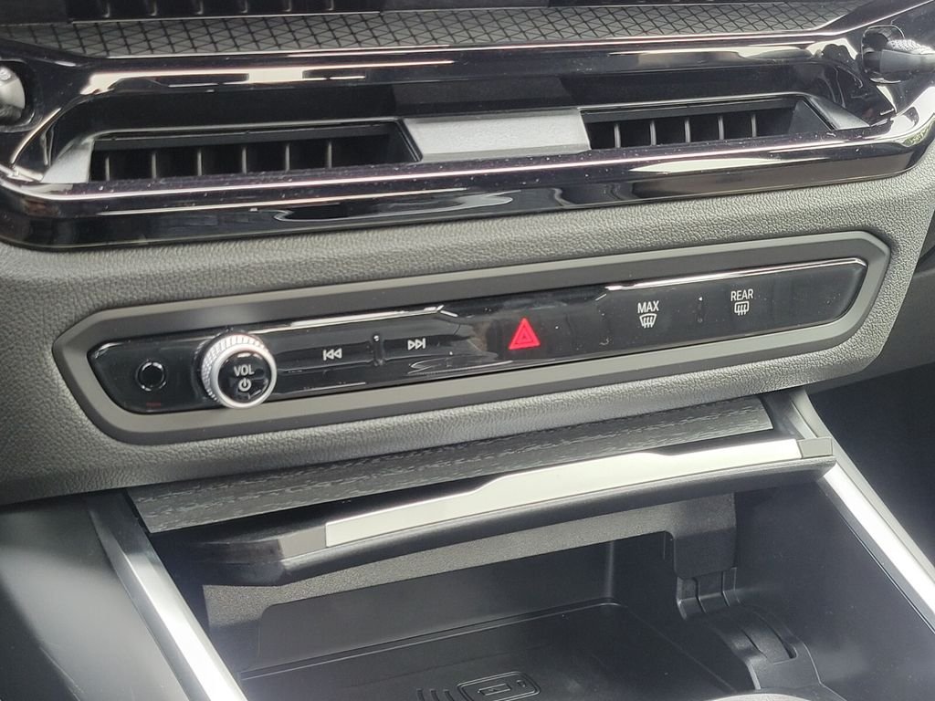 2025 BMW 3 Series 330i - Photo 22