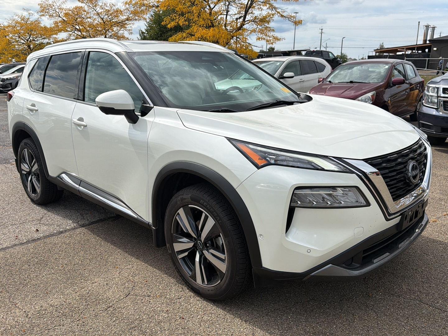 Used 2023 Pearl White Tricoat Nissan SL image 3