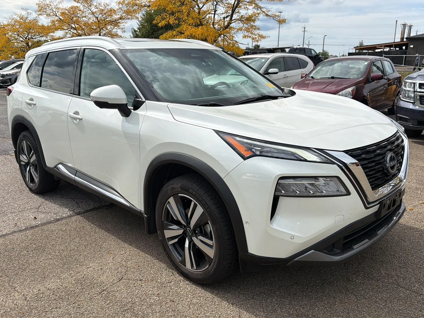 Used 2023 Pearl White Tricoat Nissan SL image 3