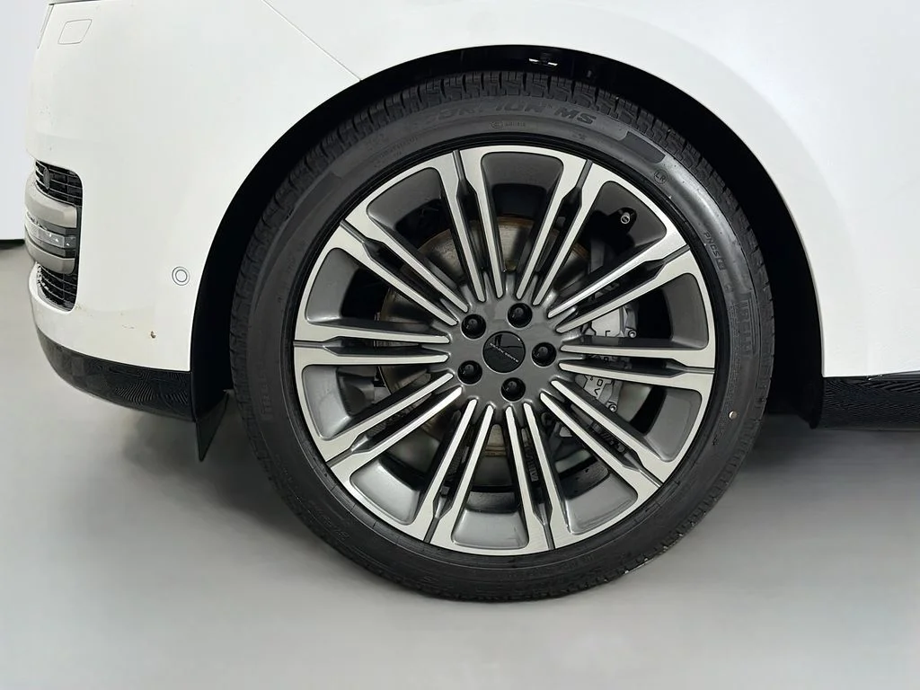 New 2026 Ostuni Pearl White Land Rover SE image 33