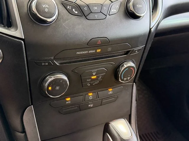Used 2017 Blue Ford SE image 19