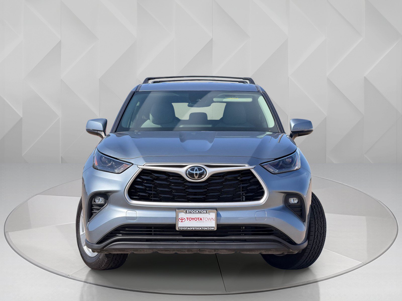 Certified Used 2022 Moon Dust Toyota LE image 5