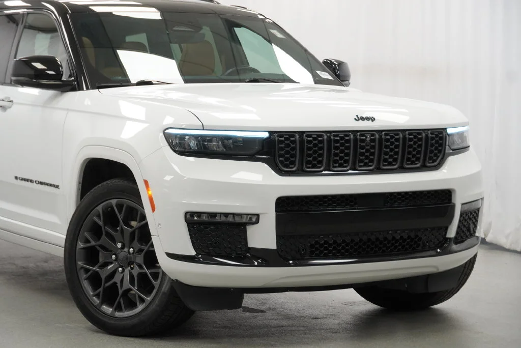 Used 2024 White Jeep Summit Reserve image 6