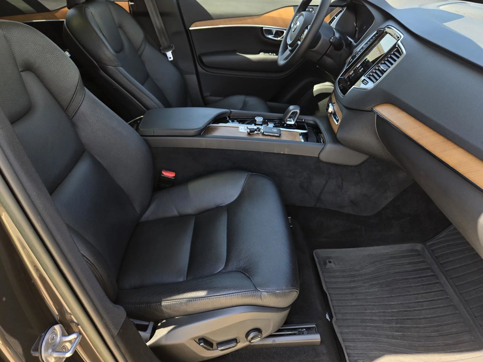 Used 2023 Platinum Gray Metallic Volvo Plus image 40