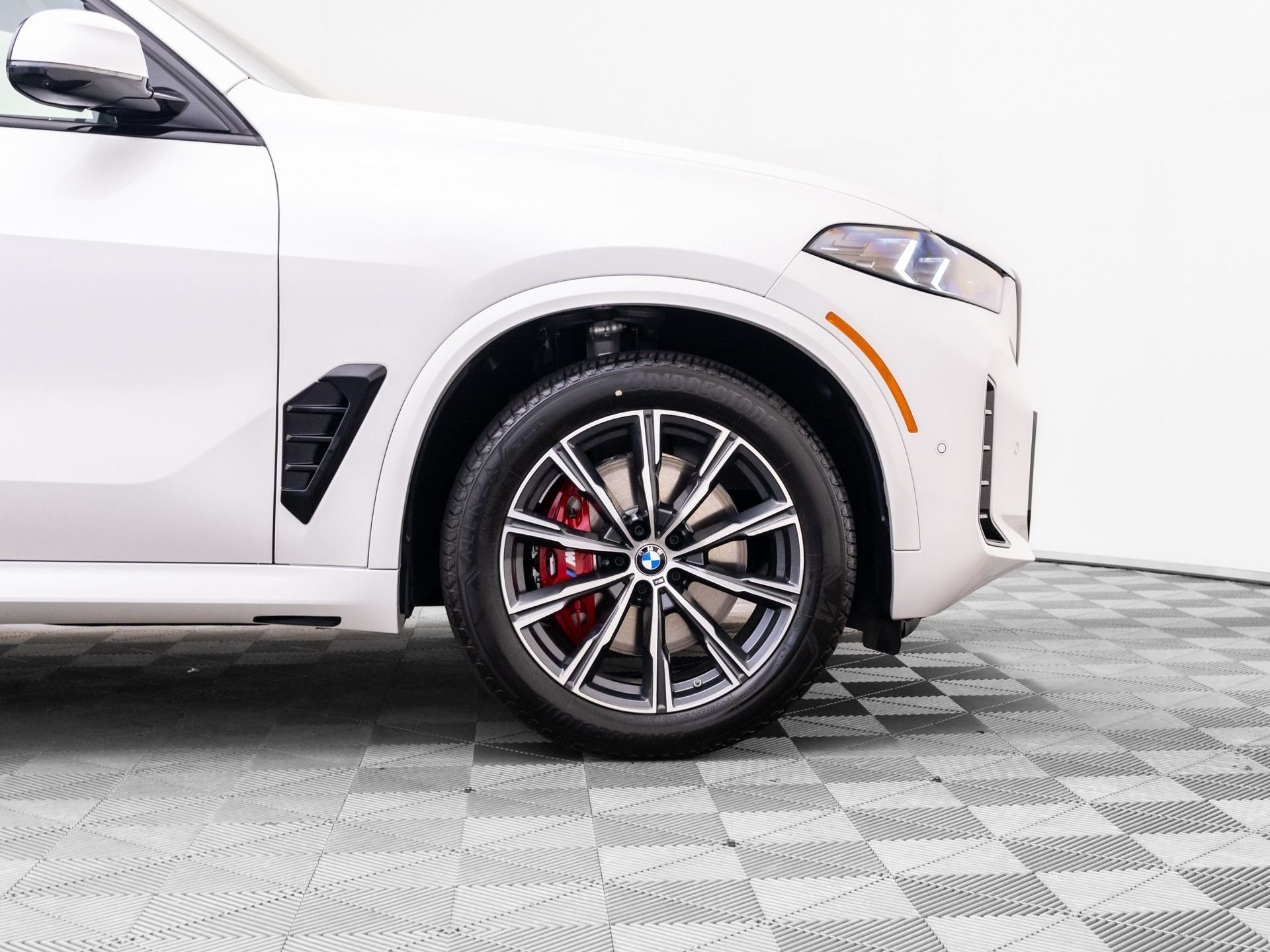 New 2026 Mineral White Metallic BMW xDrive40i image 33