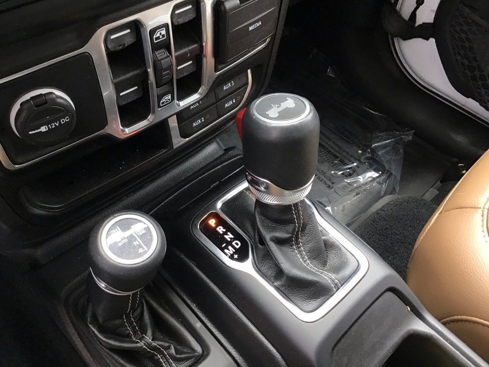 Used 2022 Bright White Clearcoat Jeep Unlimited Sahara image 21