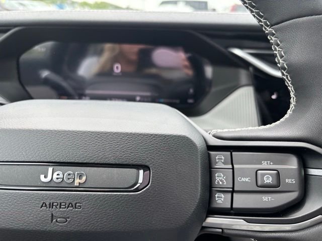 New 2026 Bright White Clear-Coat Exterior Paint Jeep Laredo image 25