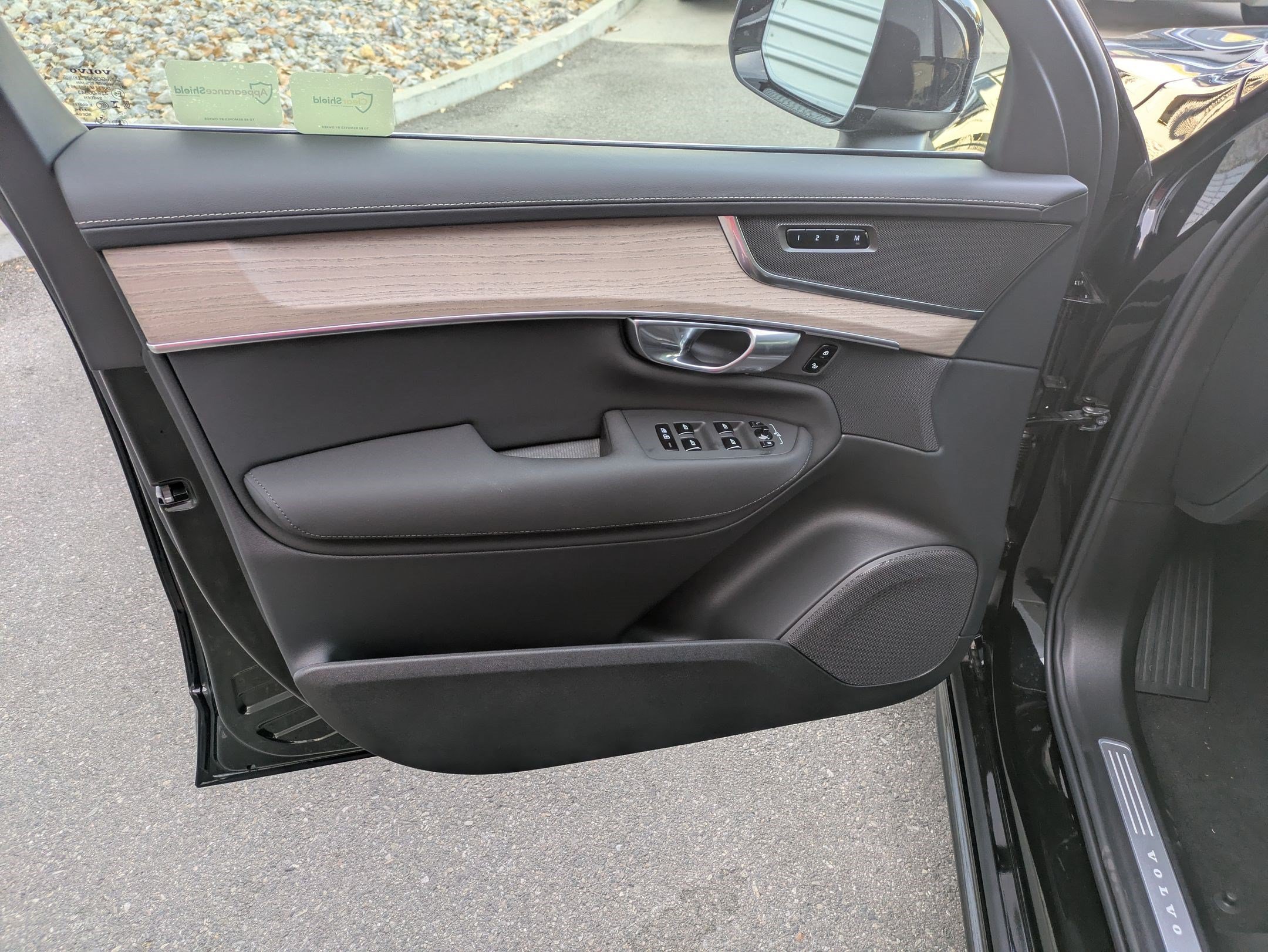New 2026 Onyx Black Metallic Volvo Plus image 11