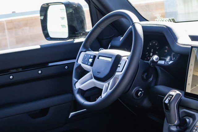 Certified Used 2025 Black Land Rover X-Dynamic SE image 17