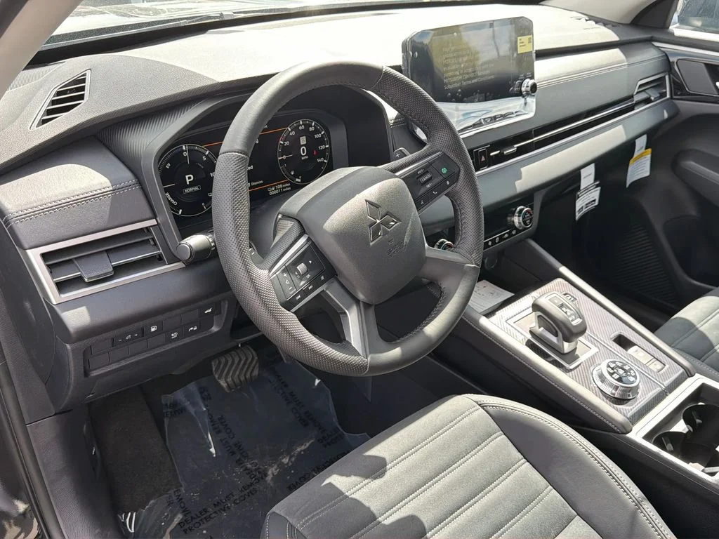 New 2025 Black Diamond Mitsubishi SE image 13