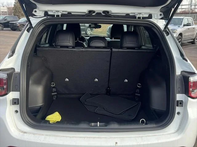 New 2026 Bright White Clearcoat Jeep Latitude image 19