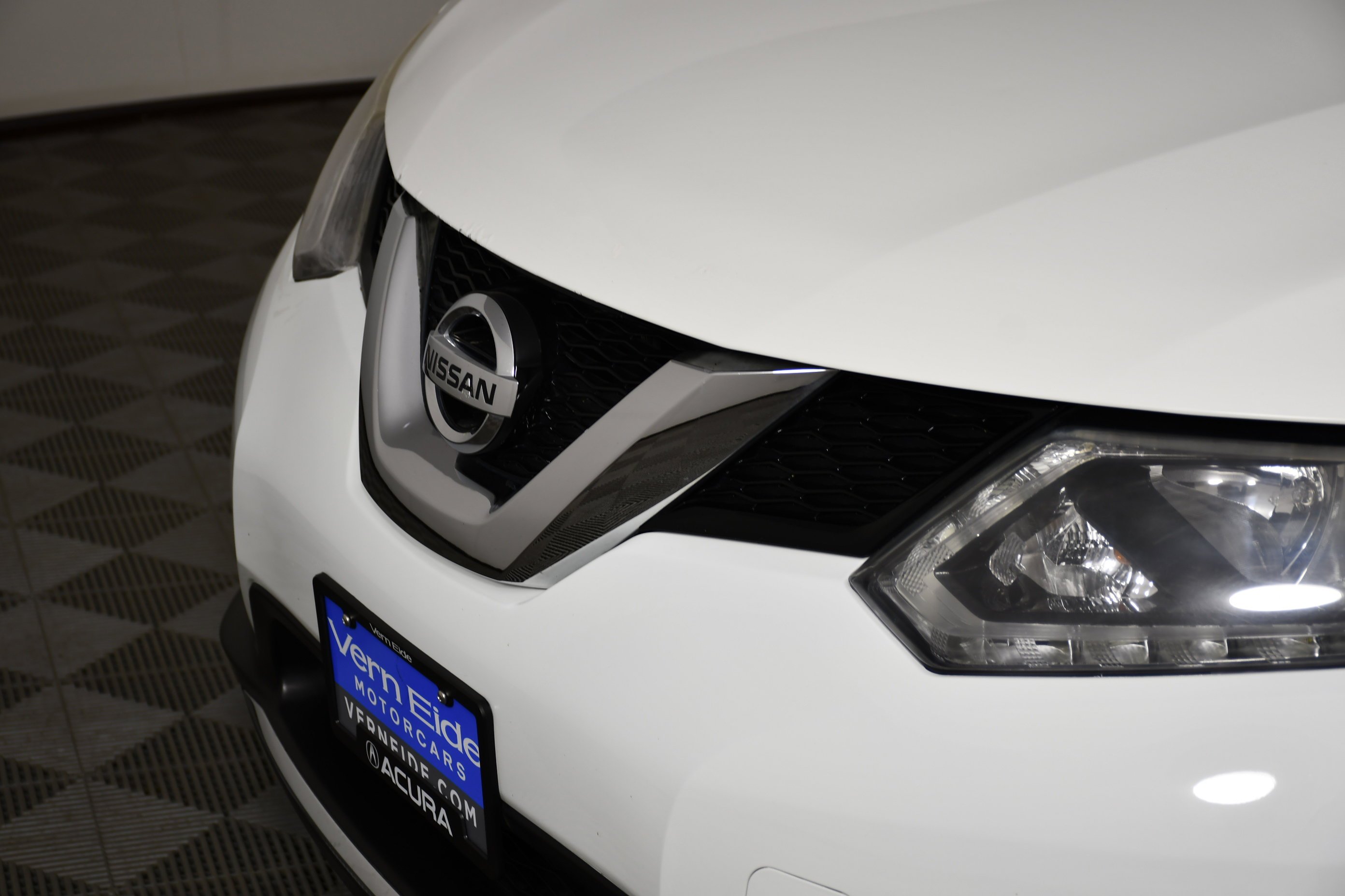 Used 2015 Glacier White Nissan S image 11