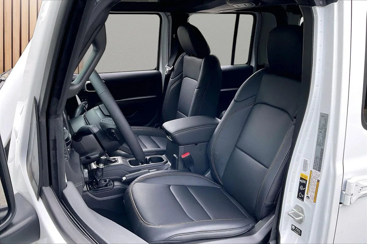 New 2026 Bright White Clear-Coat Exterior Paint Jeep Sahara image 16