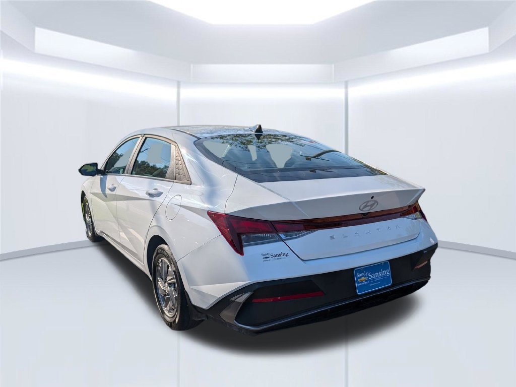 Used 2025 White Hyundai SE image 5
