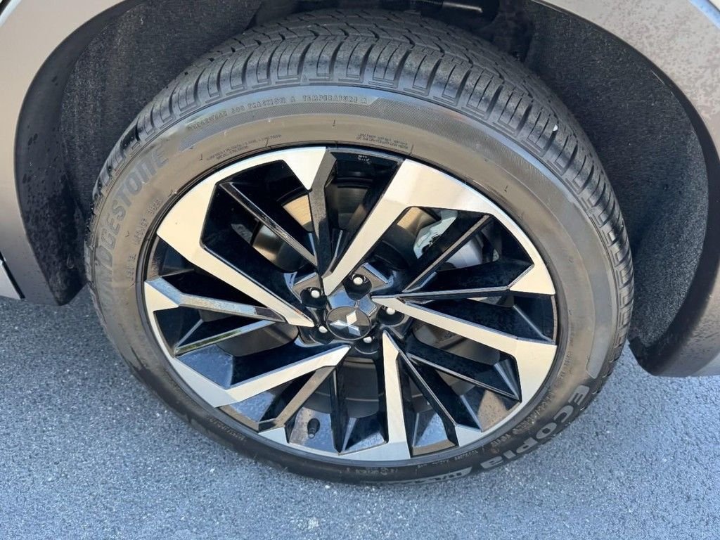 Used 2024  Mitsubishi  image 7