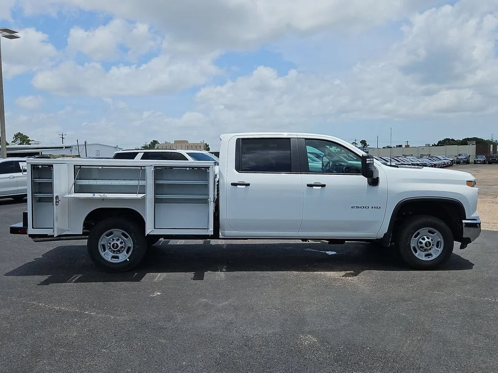 New 2026 Summit White Chevrolet WT image 7
