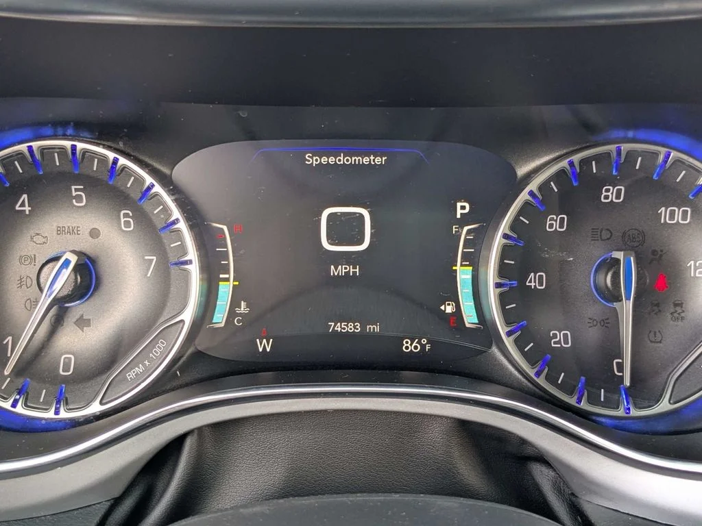 Used 2025 White Chrysler Limited image 28