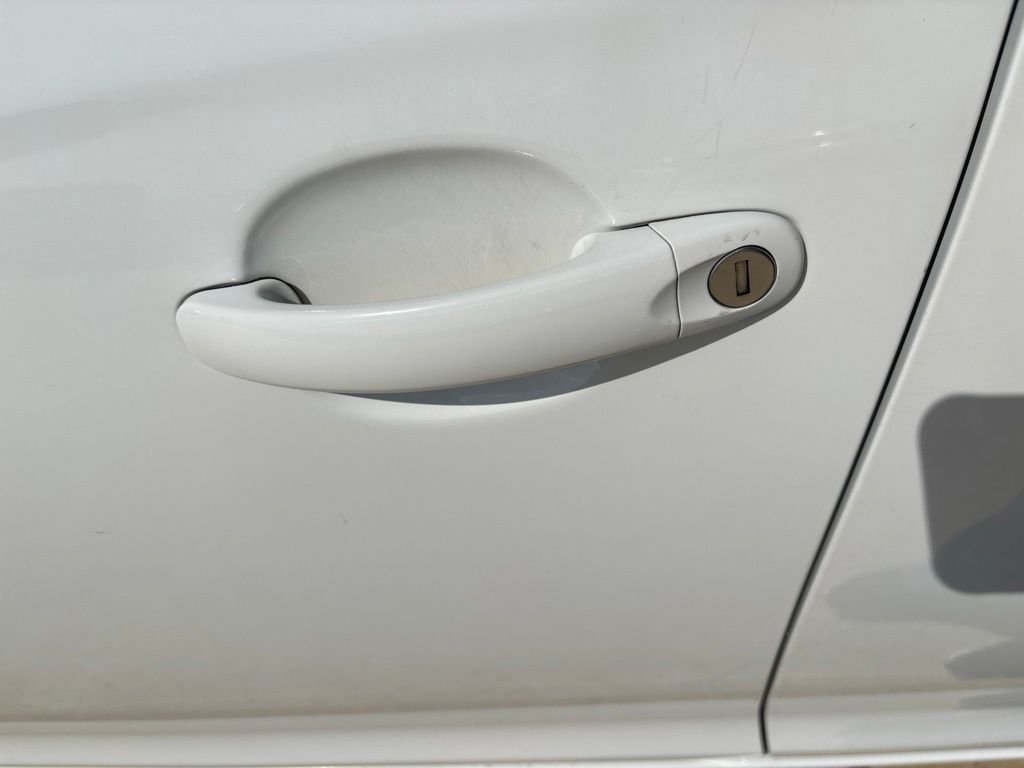 Used 2013 Candy White Volkswagen 2.5L SE image 14