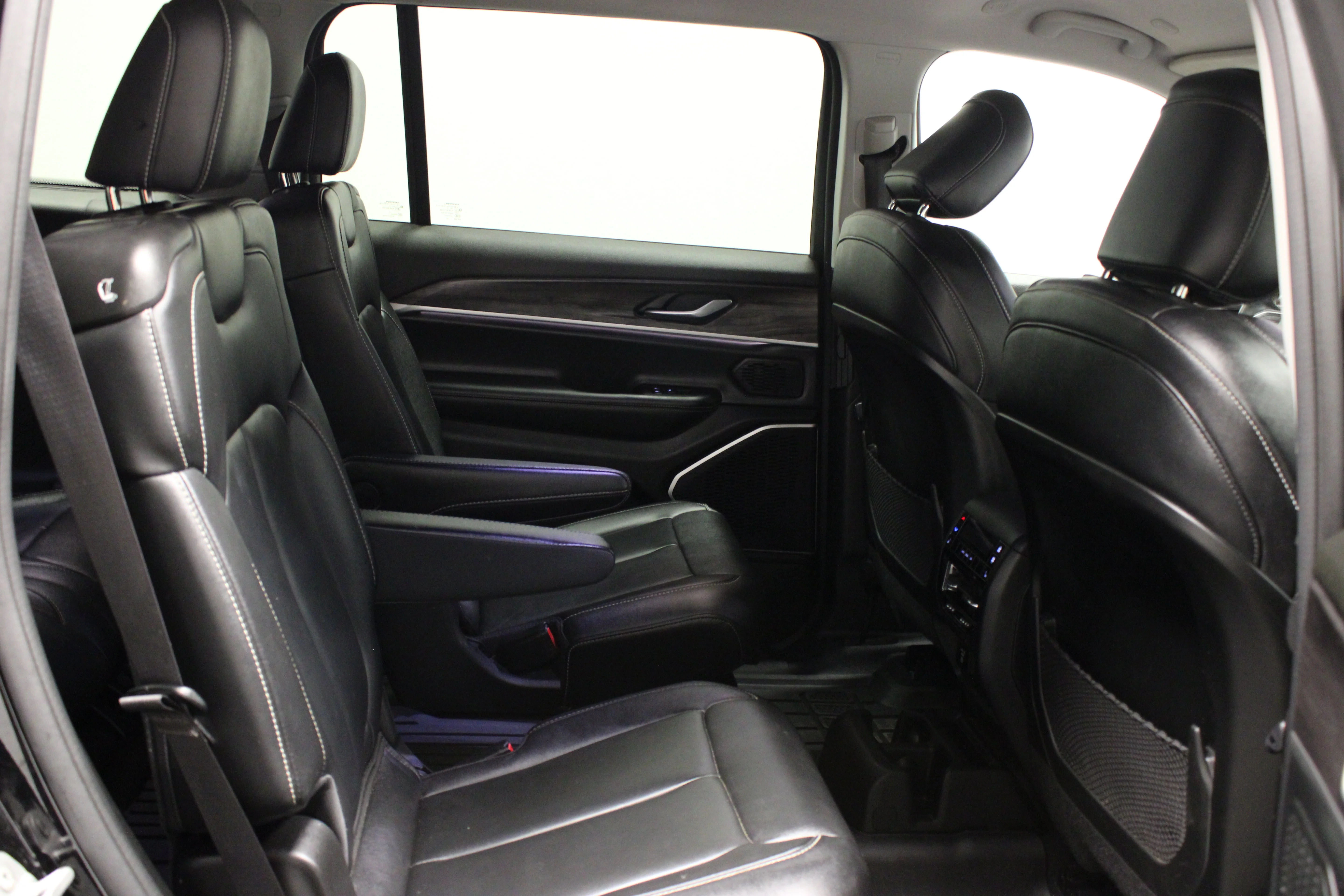 Used 2022 Diamond Black Crystal Pearlcoat Jeep Limited image 17