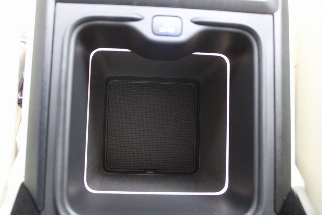 Used 2024 White Land Rover SV image 42