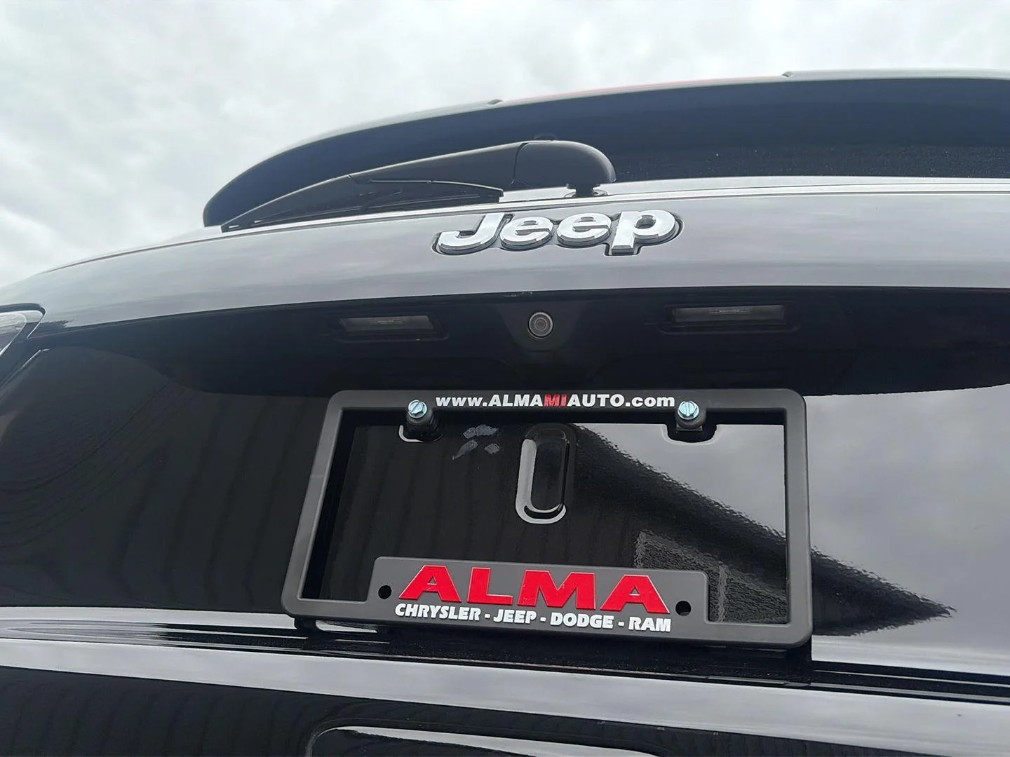 Certified Used 2019 Diamond Black Crystal Pearlcoat Jeep Latitude image 10