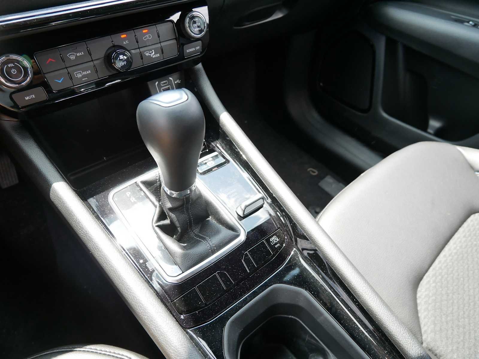 New 2026 Diamond Black Crystal Pearl-Coat Exterior Paint Jeep Latitude image 15