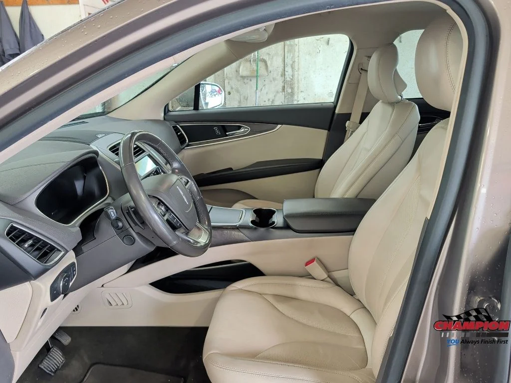 Used 2019 Brown Lincoln Select image 15