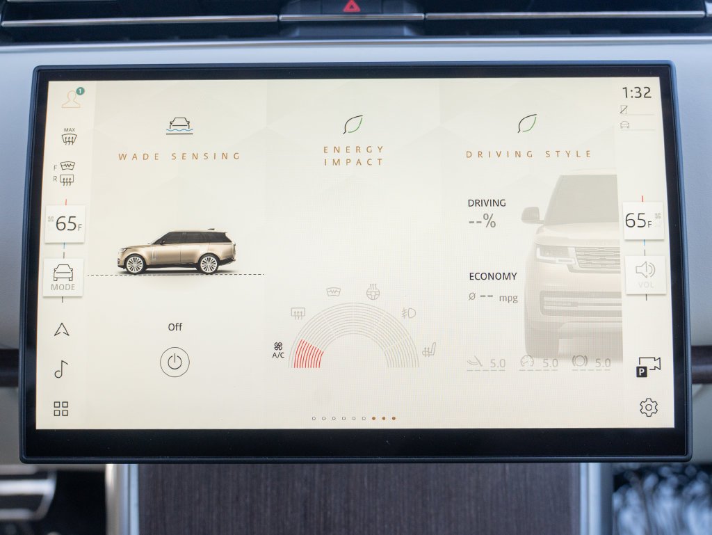 Used 2024 White Land Rover SE image 24