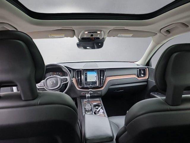 Used 2019 White Volvo T5 Momentum image 3