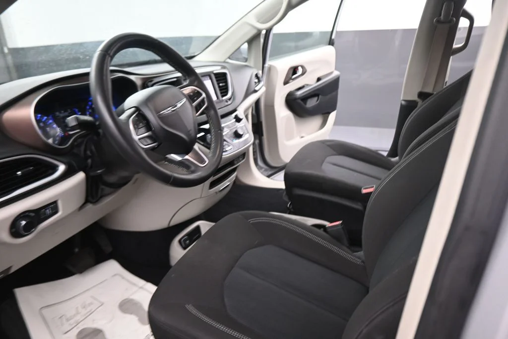 Used 2022 Silver Chrysler LX image 40