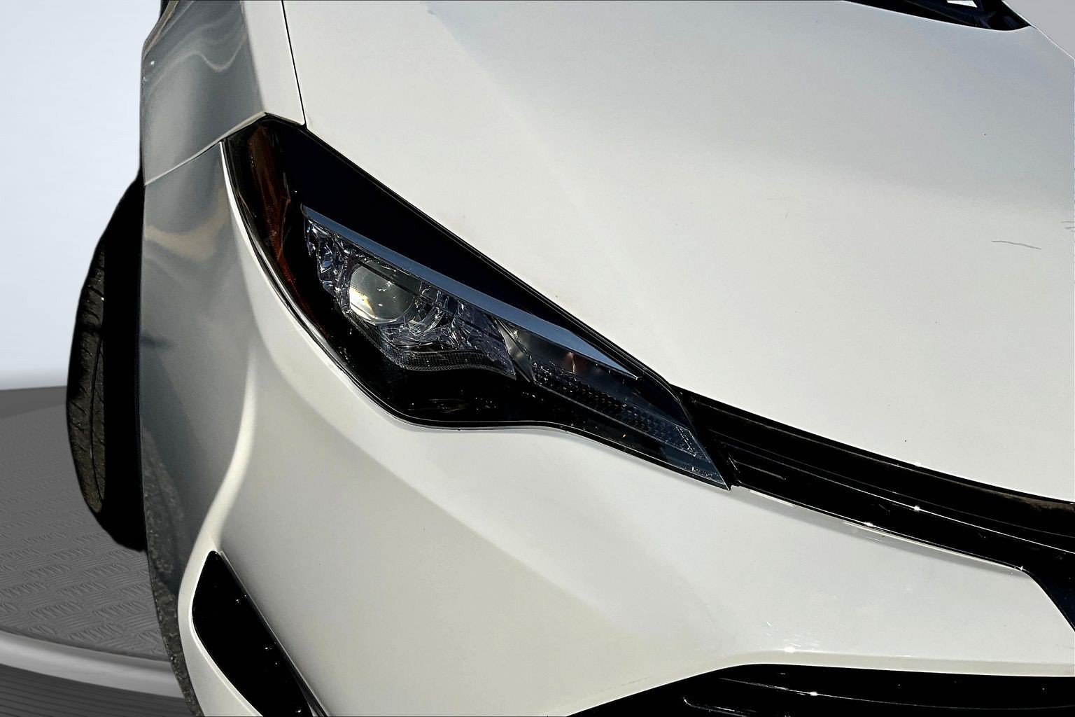 Used 2017 White Toyota LE image 28