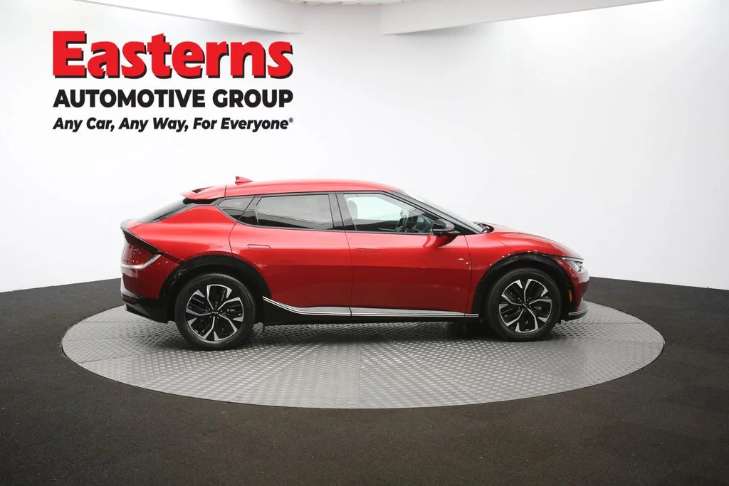 Used 2023 Red Kia Wind image 46